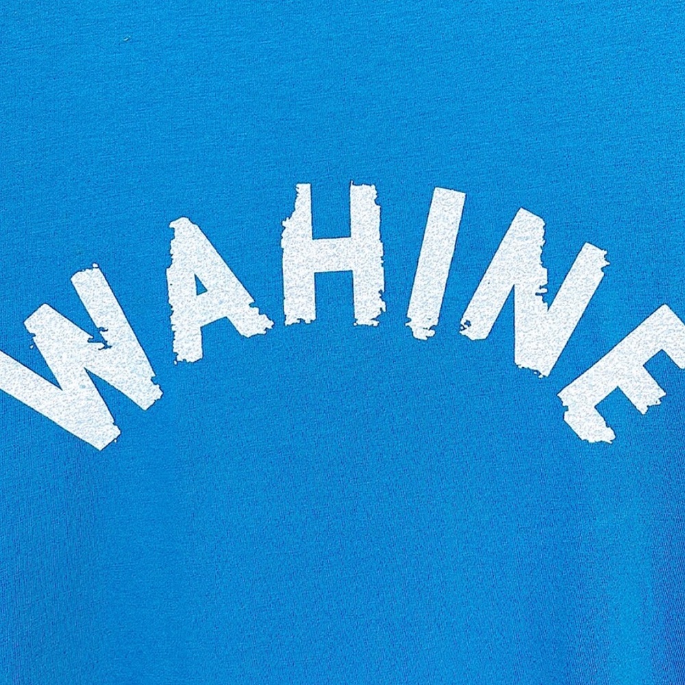 ❤️ Dolkii Hawaii Exclusive Wahine Tee Size Medium NWOT - Picture 2 of 3